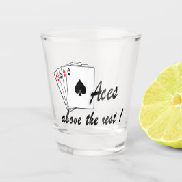 Copo De Shot Aces acima do resto do vidro