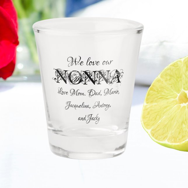 Copo De Shot Adoramos Nosso Não-Na - Nomes Modernos De Famílias ("We Love Our Nonna" - Modern Personalized Family Names Shot Glass just for her.)