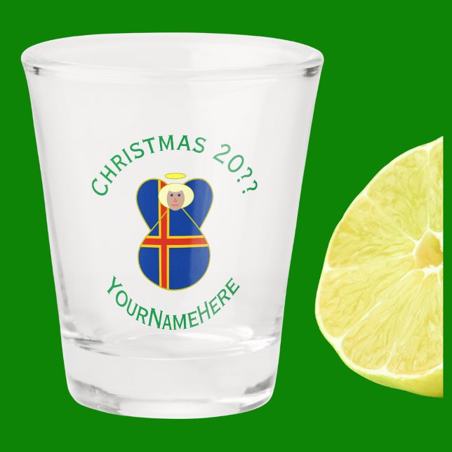 Copo De Shot Ålander Angel Flag Personalizado (Christmas angel wears the Åland Islands Flag. Green text for holiday, year, and name.)
