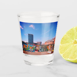 Copo De Shot Altura alta atrás do muro de grafite.
