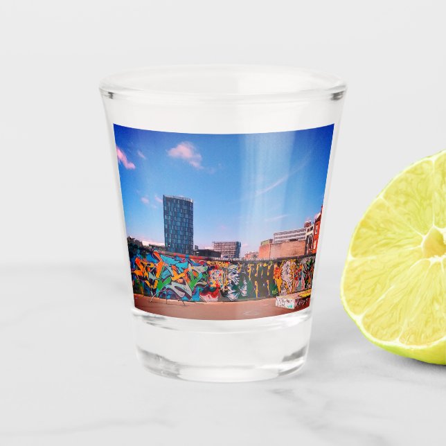 Copo De Shot Altura alta atrás do muro de grafite. (Frente)