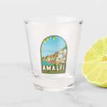 Copo De Shot Amalfi Itália Retro Viagem Art Vintage<br><div class="desc">Design de arte vetorial Amalfi. Amalfi é uma cidade que se encontra num cenário natural dramático,  abaixo de penhascos íngremes,  na costa sudoeste de Itália.</div>