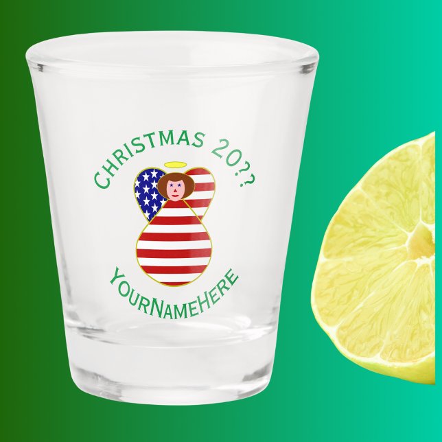 Copo De Shot Bandeira de Natal do Anjo Vermelho dos EUA Persona (Christmas shot glass has red haired angel wearing USA Flag. Green text for name, holiday, and year.)