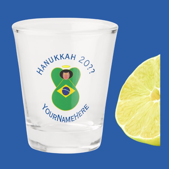 Copo De Shot Bandeira do Anjo Hanukkah Personalizada (Shot glass has dark skinned angel wearing the Brazilian Flag. Personalize with holiday, year, name.)