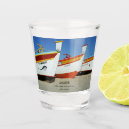 Copo De Shot Barcos de Pesca na Foto de Praia de Algarve