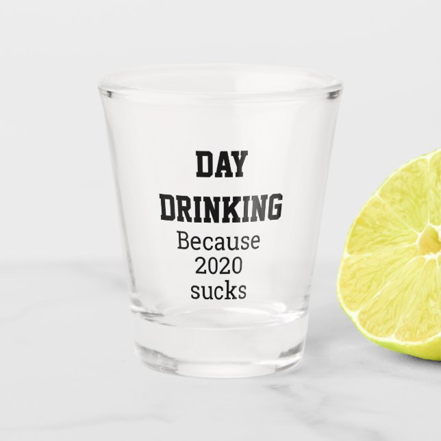 Copo De Shot Bebendo de Dia Porque 2020 é uma Droga (Frente)