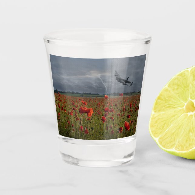 Copo De Shot Bombardeiro Lancaster Sobre Um Campo De Pipoca (Frente)