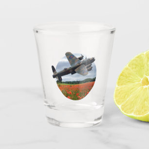Copo De Shot Bombardeiro Lancaster Sobre Um Campo De Pipoca