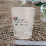 Copo De Shot Bridesmaid Wildflower Buquê Floral Sh<br><div class="desc">Vidro personalizado para você personalizar com o nome de sua dama de Bridesmaid, os nomes da noiva e noiva e a data do casamento. Esta design botânica russa tem um buquê bonito de flores silvestres, incluindo papoila-margarida e girassol. Uma floral moderna elegante com tema de jardim boêmico. Por favor, navegue...</div>