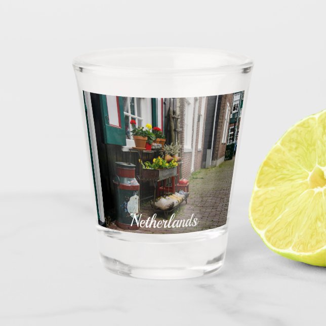 Copo De Shot Calçado de madeira tradicional neerlandês na rua (Frente)