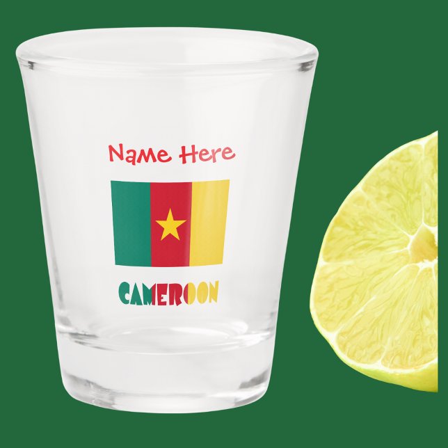 Copo De Shot Camarões Bandeira Camarões Red Personalizado (Cameroonian Flag on shot glass with word CAMEROON below in flag colors. Ádd name in red text above.)