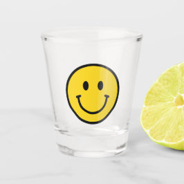 Copo de shot carinha sorridente. Emoji divertido