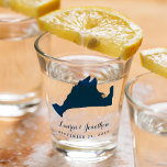 Copo De Shot Casamento Dourado do Coração do Mapa do Vinha de M<br><div class="desc">Este copo é perfeito para usar o dia da Recepção de casamento, do Janto de ensaio ou até da Bachelorette ou das festas de Bachelor! . Apresenta um Mapa Azul Marinho do Vineyard de Martha com um coração móvel de ouro de champanhe sobre Edgartown, Massachusetts. Se este não for o...</div>