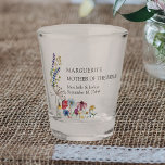 Copo De Shot Casamento Floral da Noiva de Flor do País<br><div class="desc">Vidro personalizado para você personalizar para a Mãe da Noiva, incluindo os nomes da noiva e do noivo e a data do casamento. Esta design botânica russa tem um buquê bonito de flores silvestres, incluindo papoila-margarida e girassol, acompanhante e cabeça de semente. Uma floral moderna elegante com tema de jardim...</div>