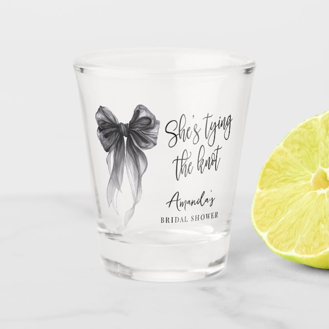 Copo De Shot Chuva de Presentes com Laço Preto Ela está se casa (Frente)