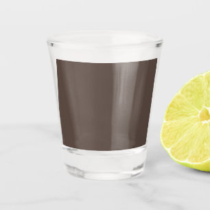 Copo De Shot Confiante contra um muro marrom Na moda