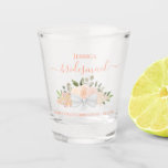 Copo De Shot Coral Peach Boho Floral Elegante Bridesmaid Weddin<br><div class="desc">Estes óculos são uma maneira divertida e pensativa de obrigado das madrinhas do casamento. Eles apresentam um belo design gráfico com letras elegantes de escrita e um aglomerado de rosas de aquarela pintados à mão, flores, folhas de eucalipto e verde em tons de coral, pêssego e laranja claro. A legenda...</div>