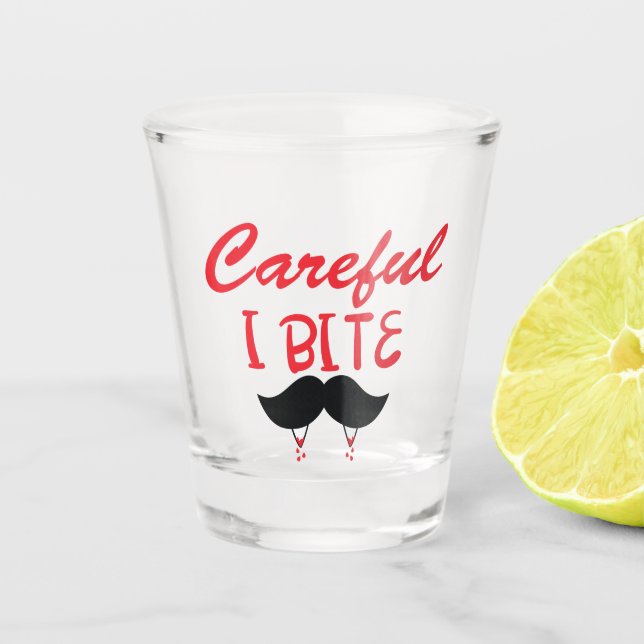 Copo De Shot Cuidado, mordo, vampiro e bigode. (Frente)