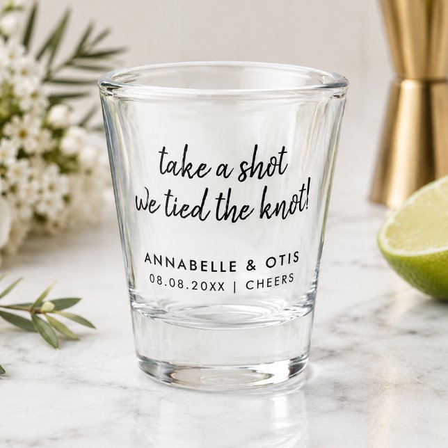 Copo de Shot de Casamento | Presente Personalizado (Personalized wedding shot glass with couple names, date and tied the knot wording.)