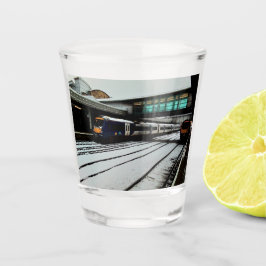 Copo De Shot Dois trens, sob a ponte