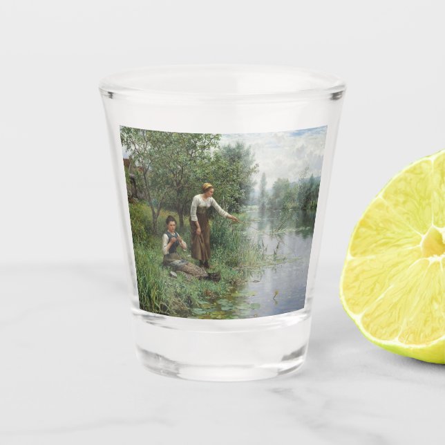 Copo De Shot Duas mulheres pescando na grama pelo rio (Frente)