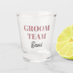 Copo De Shot Dusty Rosa Modern Groom<br><div class="desc">Um presente de barware de excelente para o padrinho de casamento de casamento! O Shot glass tem uma letra de cor moderna,  ousada,  rosa empoeirada,  juntamente com o nome do padrinho de casamento impresso em preto e estilizado. Personalize seu vidro fotografado editando e substituindo o nome.</div>