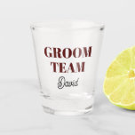 Copo De Shot Equipe do Maroon Modern<br><div class="desc">Um presente de barware de excelente para o padrinho de casamento de casamento! O Shot glass apresenta estilo moderno,  ousado,  letras de marrom junto com o nome do padrinho de casamento impresso em preto,  escrito estilizado. Personalize seu vidro fotografado editando e substituindo o nome.</div>