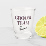 Copo De Shot Equipe Moderna do EggPlant<br><div class="desc">Um presente de barware de excelente para o padrinho de casamento de casamento! O Shot glass apresenta estilo moderno e ousado,  letras coloridas de beringela junto com o nome do padrinho de casamento impresso em preto,  script estilizado. Personalize seu vidro fotografado editando e substituindo o nome.</div>