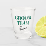 Copo De Shot Equipe Moderna do Emerald Green<br><div class="desc">Um presente de barware de excelente para o padrinho de casamento de casamento! O Shot glass tem um estilo moderno e ousado,  carateres de cor verde esmeralda junto com o nome do padrinho de casamento impresso em preto e estilizado. Personalize seu vidro fotografado editando e substituindo o nome.</div>