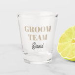 Copo De Shot Equipe Moderna do Khaki<br><div class="desc">Um presente de barware de excelente para o padrinho de casamento de casamento! O Shot glass apresenta um estilo moderno e ousado,  a inscrição a cores khaki junto com o nome do padrinho de casamento impresso em preto e estilizado. Personalize seu vidro fotografado editando e substituindo o nome.</div>