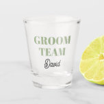 Copo De Shot Equipe Moderna do Sage Green<br><div class="desc">Um presente de barware de excelente para o padrinho de casamento de casamento! O Shot glass tem um estilo moderno,  ousado,  uma faixa de cor verde,  junto com o nome do padrinho de casamento impresso em preto,  estilizado. Personalize seu vidro fotografado editando e substituindo o nome.</div>