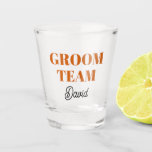 Copo De Shot Equipe Moderna Laranja Queimada<br><div class="desc">Um presente de barware de excelente para o padrinho de casamento de casamento! O Shot glass apresenta uma forma moderna,  ousada,  cartaz a cor laranja queimada junto com o nome do padrinho de casamento impresso em preto,  estilizado. Personalize seu vidro fotografado editando e substituindo o nome.</div>