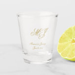 Copo De Shot Favor de Casamento de Script do Monograma Dourado<br><div class="desc">Estes óculos de favoritos de casamento monogramas personalizados apresentam um elegante roteiro de caligrafia em ouro para suas iniciais,  nomes e data de casamento monogramas para personalizar. Os melhores votos para o seu casamento e casamento! Desenhada por Susan Coffey.</div>