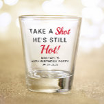 Copo De Shot Favor do Partido aniversário de 40 anos Funny<br><div class="desc">Festa aniversário de 40 anos engraçada a favor de vidro de tiro. Personalize "Tome uma Atirada Ainda Quente" ou "Tome uma Atirada Ainda Quente" e adicione seu nome e a data da festa.</div>