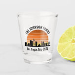 Copo De Shot Férias Personalizadas Sunset em Las Vegas Strip<br><div class="desc">Legal costume do horizonte de Las Vegas em óculos de sol para suas férias em família ou despedida de solteiro para a cidade das luzes. Gamble do nascer do sol ao pôr do sol nesta cidade e lembre-se disso com esta lembrança de keepsasasair.</div>