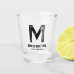 Copo De Shot Festa de despedida de solteiro simples com texto p<br><div class="desc">Este copo de shot personalizado simples é um ótimo favor de festa de despedida de solteiro ou presente para padrinhos. Parte da coleção "golf e cervejas" da Lea Delaveris Design, este copo de shot com texto preto apresenta uma grande inicial, nome e título ou apelido. Diga obrigado à sua comitiva...</div>