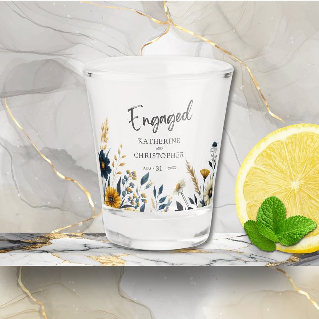Copo De Shot Festa de noivado Personalizada de Flores Amarelas  (Custom Dark Blue and Yellow Wildflowers Engagement Party Shot Glass with Couple's Names, Date.)