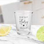 Copo De Shot Festa de solteira do Sip Sip Hooray<br><div class="desc">Faça a festa começar com esses óculos fofos. Design apresenta "sip sip hooray" junto com um coração e seu nome de evento em letras negras suaves em um fundo branco com um pequeno coração. Perfeito para festas de solteira,  garotas nos fins de semana e muito mais.</div>