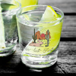 Copo De Shot Festa Personalizada do Fim de Semana da Bacheloret<br><div class="desc">Levantem um brinde e expressem sua gratidão às suas melhores meninas incríveis com nossos óculos de um tipo. Estes copos personalizados de Bachelorette são o melhor acessório para sua festa do deserto no fim de semana, acrescentando um toque de diversão e talento às suas comemorações. Prepare-se para virar cabeças onde...</div>