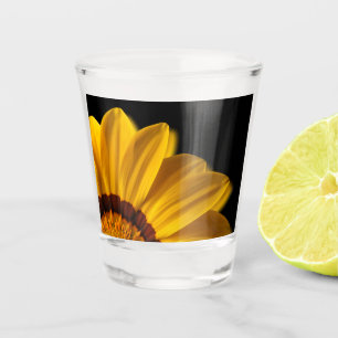 Copo De Shot Flor amarela sobre fundo preto