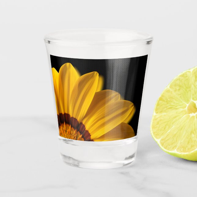 Copo De Shot Flor amarela sobre fundo preto (Frente)