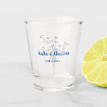 Copo De Shot Floral de Cinza de Guarda de Casamento Personalizá<br><div class="desc">A manutenção colorida da festa de casamento apresenta texto personalizável para adicionar nomes e datas na fonte moderna do marinho com cinzas e ramificação floral branca</div>