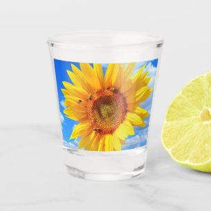 Copo De Shot Girassol Amarelo e Abelhas no Céu Azul - Dia do V