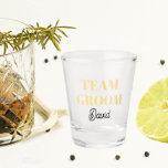 Copo De Shot Grupo de Casamento Amarelo da Manteiga Personaliza<br><div class="desc">Um presente de barware de excelente para a equipe do padrinho de casamento de casamento! O Vidro-Fogo apresenta letras negrito,  de cor amarelo-moente,  juntamente com o nome do padrinho de casamento impresso em preto,  estilizado. Personalize seu vidro fotografado editando e substituindo o nome. Excelente para um solteiro!</div>