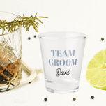 Copo De Shot Grupo de Casamento Azul Dusty Personalizado<br><div class="desc">Um presente de barware de excelente para a equipe do padrinho de casamento de casamento! O Shot glass apresenta letras azuis de estilo arrojado, cor azul empoeirada, juntamente com o nome do padrinho de casamento impresso em script preto estilizado. Personalize seu vidro fotografado editando e substituindo o nome. Excelente para...</div>