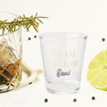 Copo De Shot Grupo de Casamento de Champanhe Personalizado<br><div class="desc">Um presente de barware de excelente para a equipe do padrinho de casamento de casamento! O Shot glass apresenta letras em negrito mocha mousse de tendência e cor, juntamente com o nome do padrinho de casamento impresso em preto, escrito estilizado. Personalize seu vidro fotografado editando e substituindo o nome. Excelente...</div>