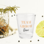 Copo De Shot Grupo de Casamento de Peach Personalizado<br><div class="desc">Um presente de barware de excelente para a equipe do padrinho de casamento de casamento! O Shot glass apresenta letras em negrito de cor de pêssego e de tendência, juntamente com o nome do padrinho de casamento impresso em preto e estilizado. Personalize seu vidro fotografado editando e substituindo o nome....</div>