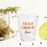 Copo De Shot Grupo de Casamento Laranja Queimado Personalizado<br><div class="desc">Um presente de barware de excelente para a equipe do padrinho de casamento de casamento! O Shot glass apresenta letras de cor laranja no estilo negrito e queimadas, juntamente com o nome do padrinho de casamento impresso em script preto estilizado. Personalize seu vidro fotografado editando e substituindo o nome. Excelente...</div>
