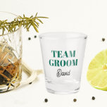 Copo De Shot Grupo de Casamento Verde Emerald Personalizado<br><div class="desc">Um presente de barware de excelente para a equipe do padrinho de casamento de casamento! O Shot glass apresenta letras em negrito, letras verdes esmeraldas e o nome do padrinho de casamento impresso em um script preto estilizado. Personalize seu vidro fotografado editando e substituindo o nome. Excelente para um solteiro!...</div>