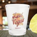 Copo De Shot Las Vegas Nevada Retro Vintage Party<br><div class="desc">Design do Retro Vintage de Las Vegas com uma bola de disco em tons castanho-claros,  rosa e azul-claro. Este belo copo é um presente perfeito,  lembrança ou item de moda para moradores de Las Vegas,  visitantes,  turistas ou fãs.</div>